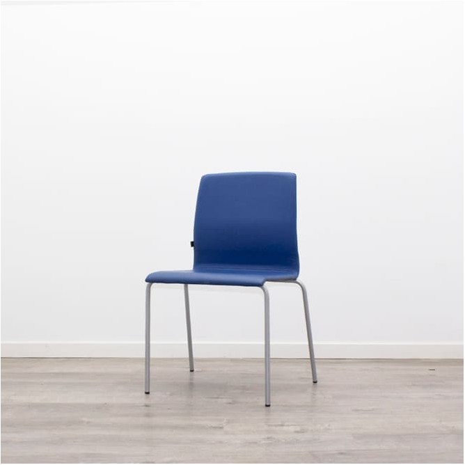 Silla confidente sin brazos en napel azul