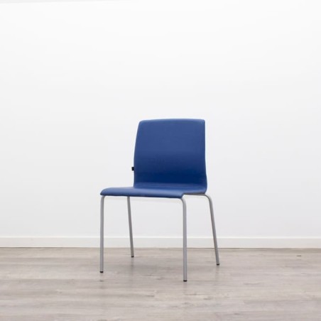 Silla confidente en tela gris claro con base patín negra - Mercaoficina