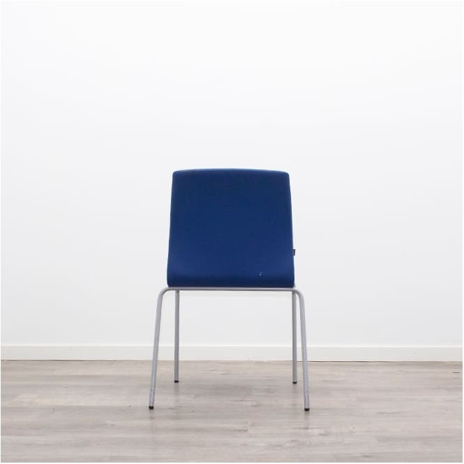 Silla confidente en tela gris claro con base patín negra - Mercaoficina
