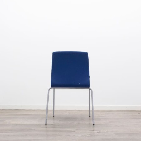 Silla confidente en tela gris claro con base patín negra - Mercaoficina