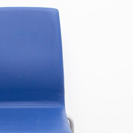 Silla confidente en tela gris claro con base patín negra - Mercaoficina