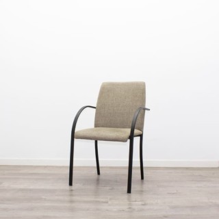 Silla confidente estructura negra y tapizado beige jaspeado 2
