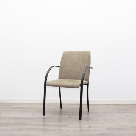 Silla confidente en tela gris claro con base patín negra - Mercaoficina