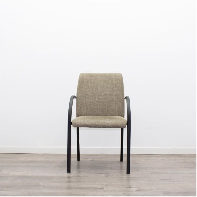 Silla confidente estructura negra y tapizado beige jaspeado