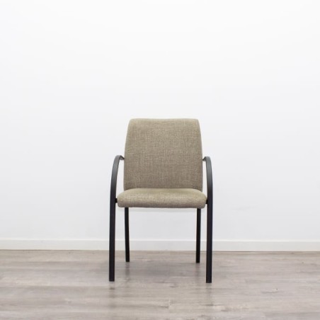 Silla confidente en tela gris claro con base patín negra - Mercaoficina