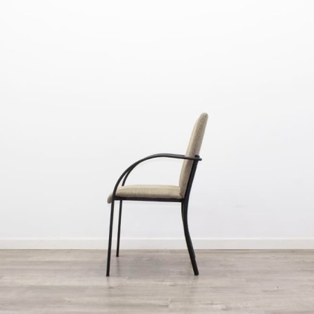 Silla confidente estructura negra y tapizado beige jaspeado