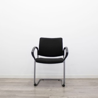 Silla confidente en tela gris claro con base patín negra - Mercaoficina 2