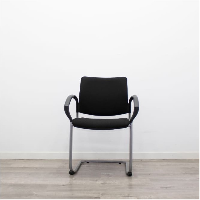 Silla confidente base patín gris y tapizado negro