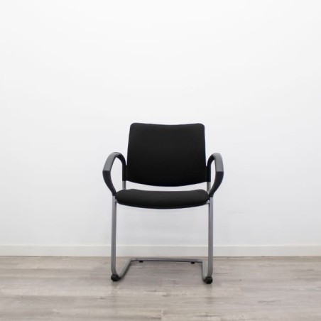 Silla confidente en tela gris claro con base patín negra - Mercaoficina