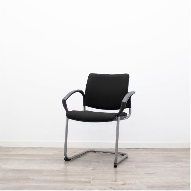 Silla confidente base patín gris y tapizado negro
