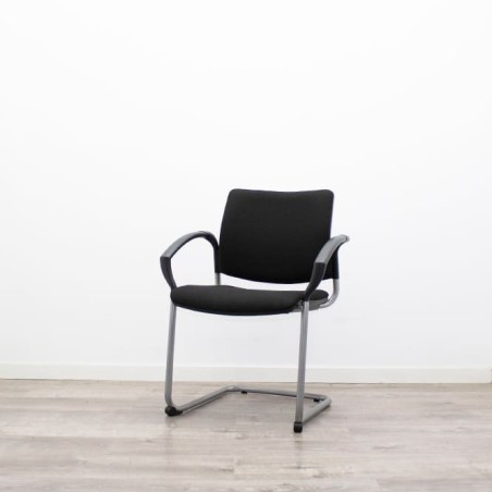 Silla confidente en tela gris claro con base patín negra - Mercaoficina