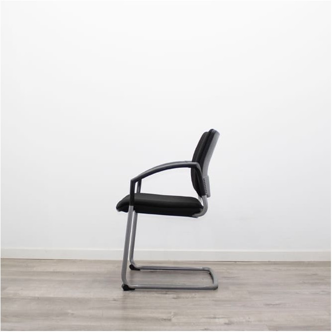 Silla confidente en tela gris claro con base patín negra - Mercaoficina