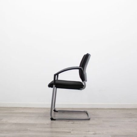 Silla confidente en tela gris claro con base patín negra - Mercaoficina