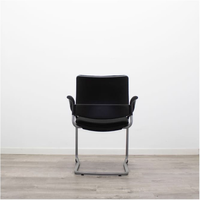 Silla confidente en tela gris claro con base patín negra - Mercaoficina