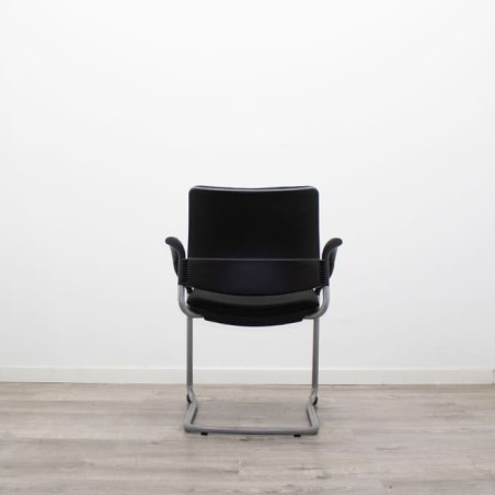 Silla confidente en tela gris claro con base patín negra - Mercaoficina