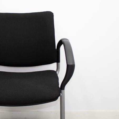 Silla confidente en tela gris claro con base patín negra - Mercaoficina