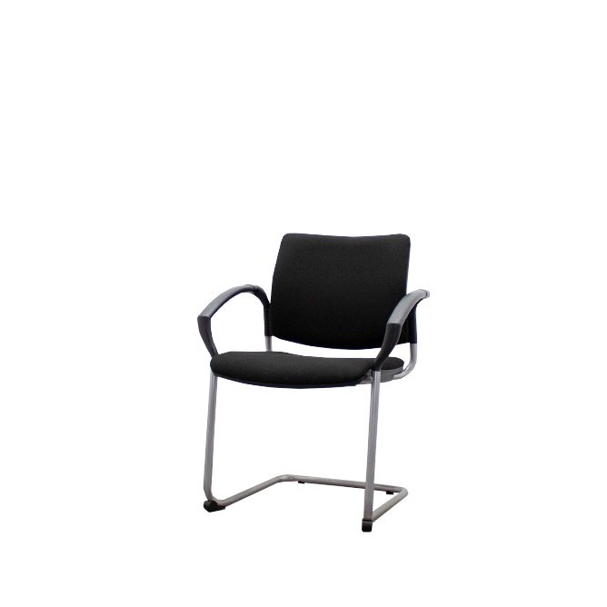 Silla confidente base patín gris y tapizado negro