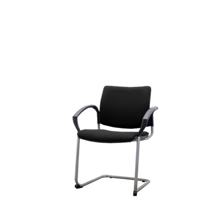 Silla confidente en tela gris claro con base patín negra - Mercaoficina