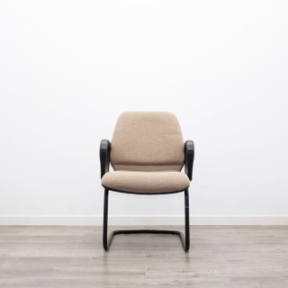 Silla confidente base patín negro y tapizado beige 2