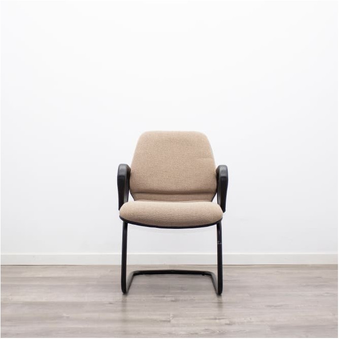 Silla confidente en tela gris claro con base patín negra - Mercaoficina