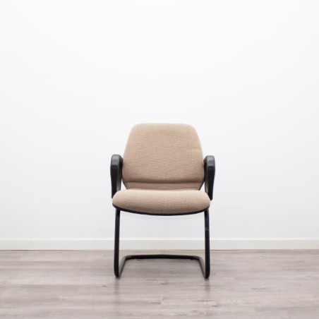 Silla confidente base patín negro y tapizado beige