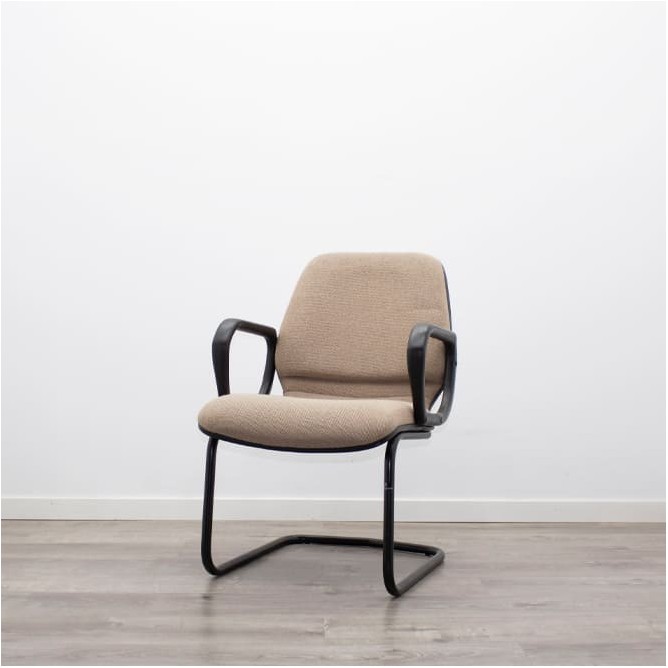 Silla confidente en tela gris claro con base patín negra - Mercaoficina