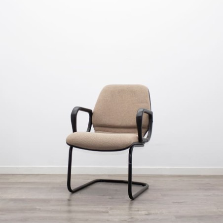 Silla confidente base patín negro y tapizado beige