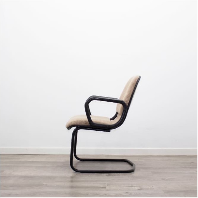 Silla confidente en tela gris claro con base patín negra - Mercaoficina