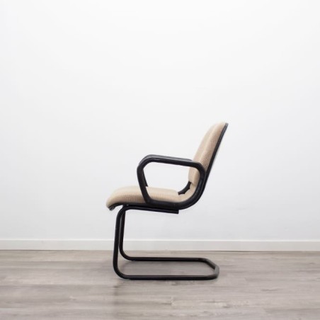 Silla confidente base patín negro y tapizado beige