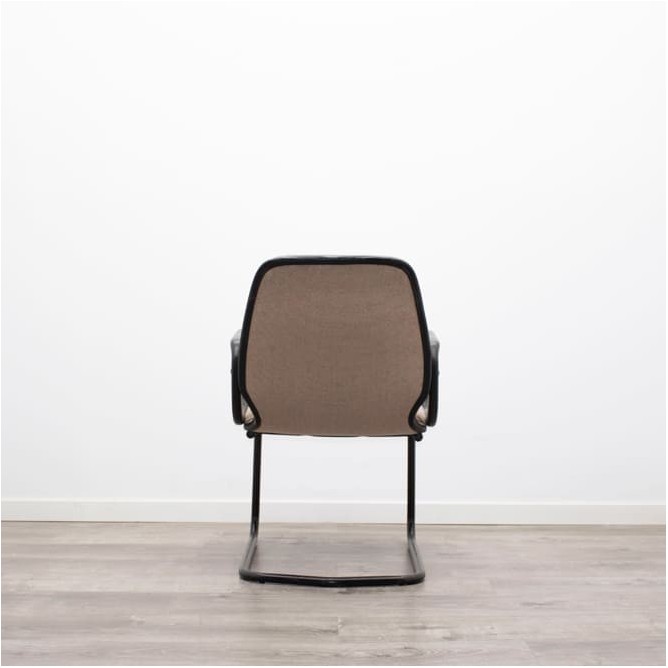 Silla confidente base patín negro y tapizado beige