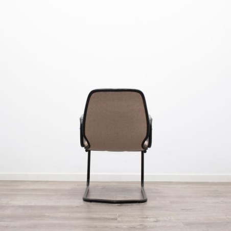 Silla confidente en tela gris claro con base patín negra - Mercaoficina