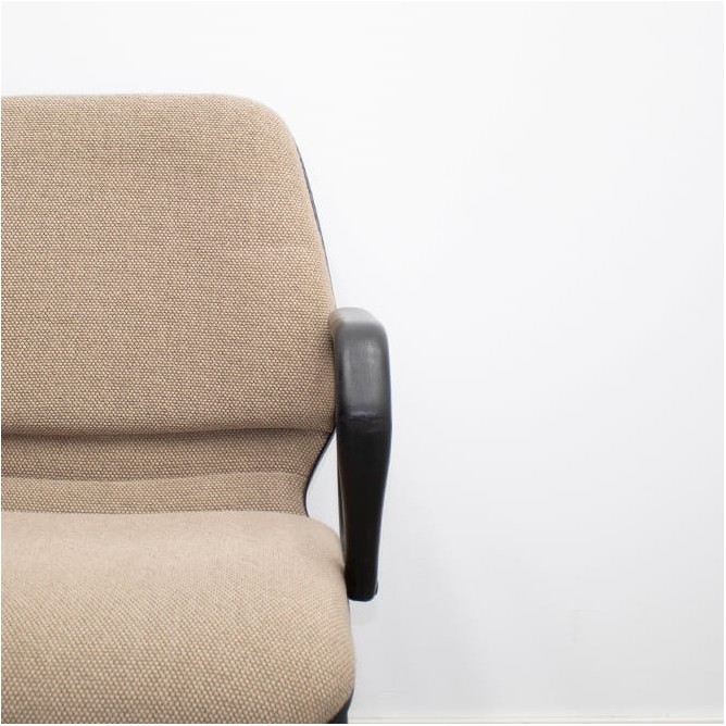 Silla confidente en tela gris claro con base patín negra - Mercaoficina
