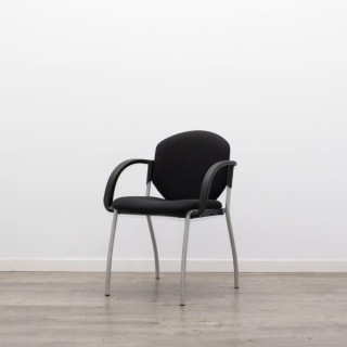 Silla confidente en tela gris claro con base patín negra - Mercaoficina 2