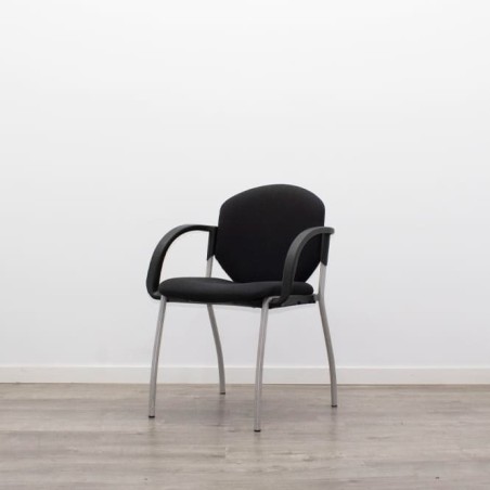 Silla confidente en tela gris claro con base patín negra - Mercaoficina
