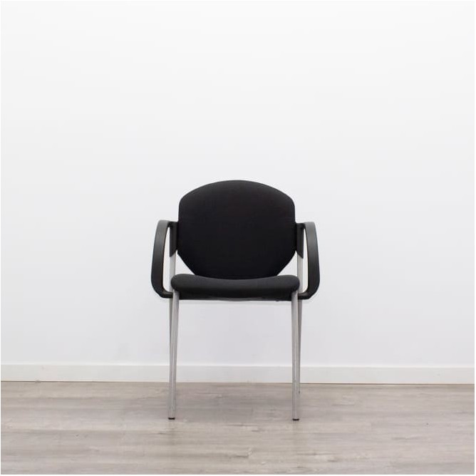 Silla confidente en tela gris claro con base patín negra - Mercaoficina