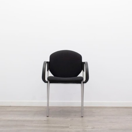 Silla confidente en tela gris claro con base patín negra - Mercaoficina