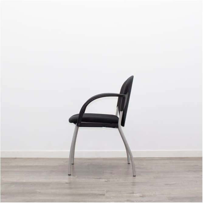Silla confidente 4 patas grises y tapizado negro