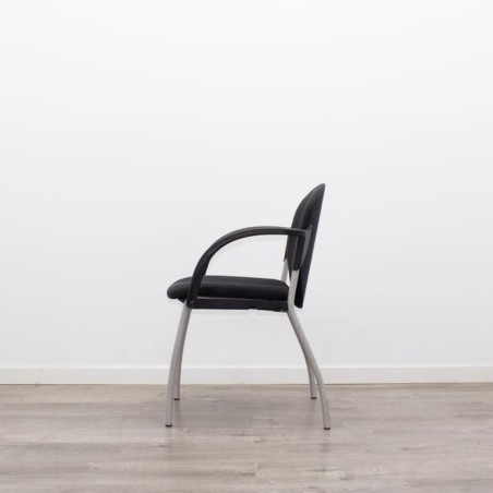 Silla confidente en tela gris claro con base patín negra - Mercaoficina