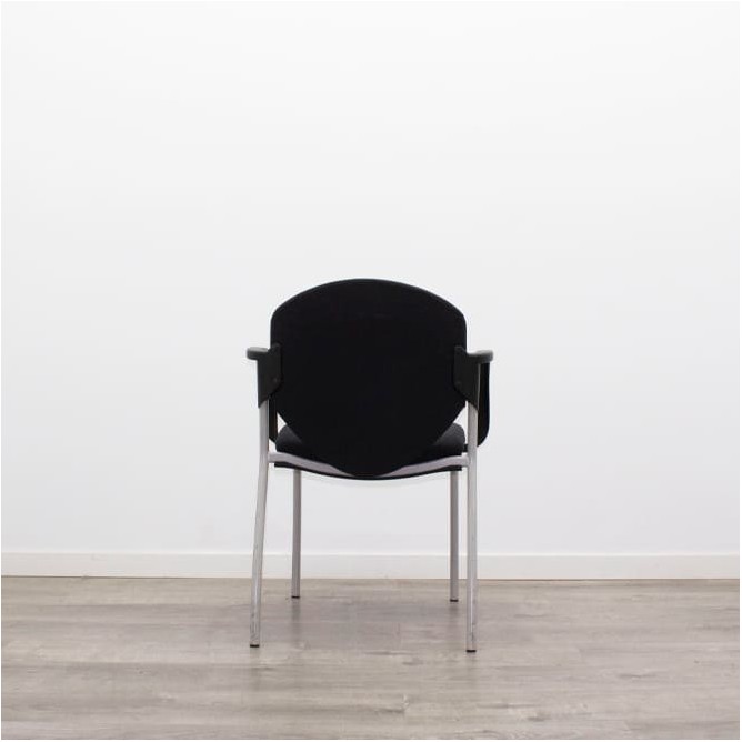 Silla confidente en tela gris claro con base patín negra - Mercaoficina