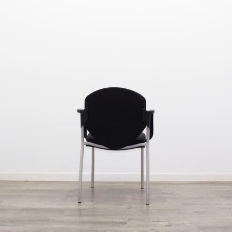 Silla confidente 4 patas grises y tapizado negro