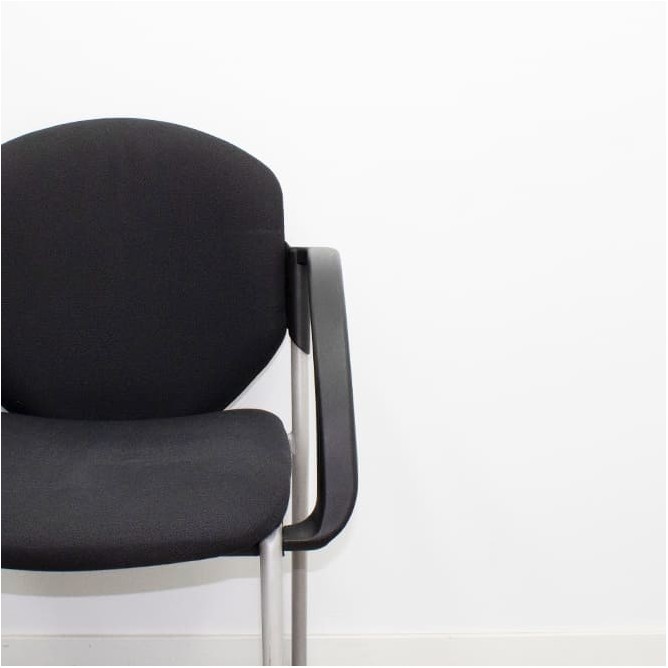 Silla confidente en tela gris claro con base patín negra - Mercaoficina