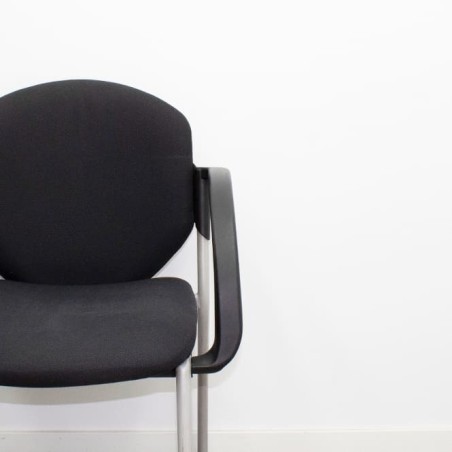 Silla confidente en tela gris claro con base patín negra - Mercaoficina