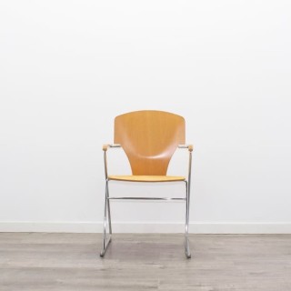 Silla confidente en tela gris claro con base patín negra - Mercaoficina 2