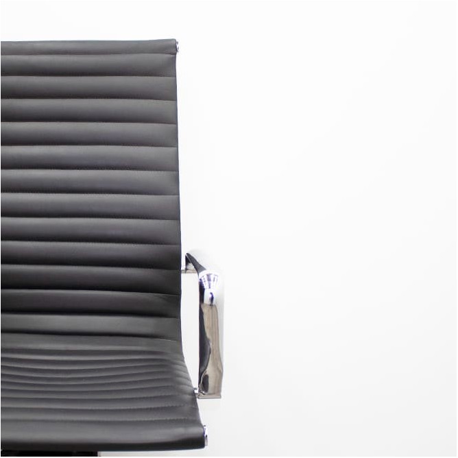 Silla dirección cromada en piel negra