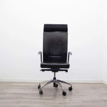 Silla dirección cromada en piel negra y cabecero