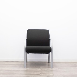 Silla de espera tapizado negro con patas grises 2