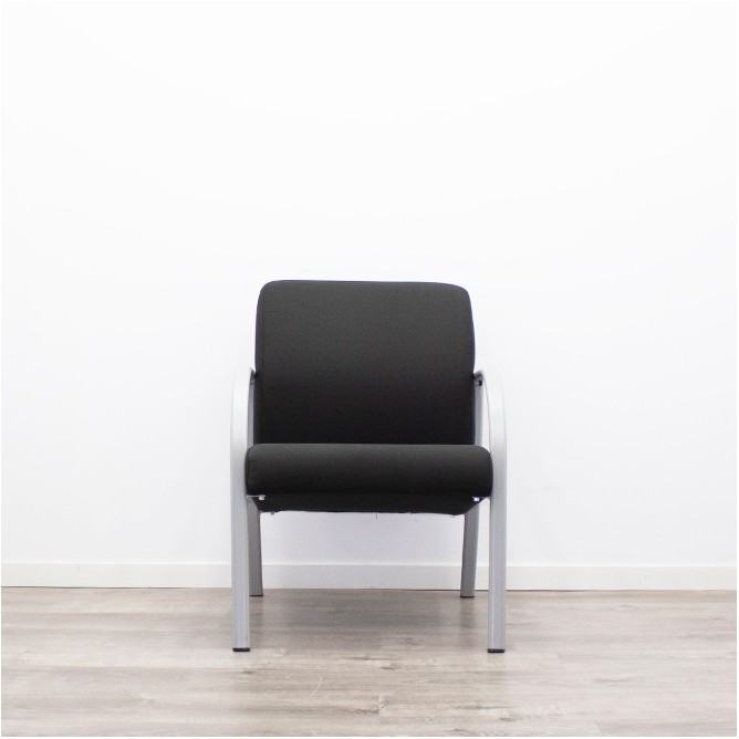 Silla de espera tapizado negro con patas grises