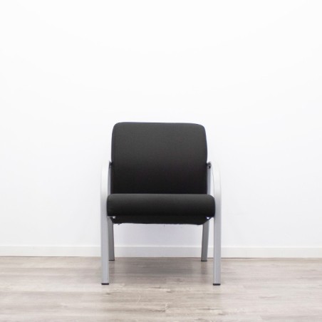 Silla de espera tapizado negro con patas grises