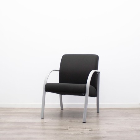 Silla de espera tapizado negro con patas grises