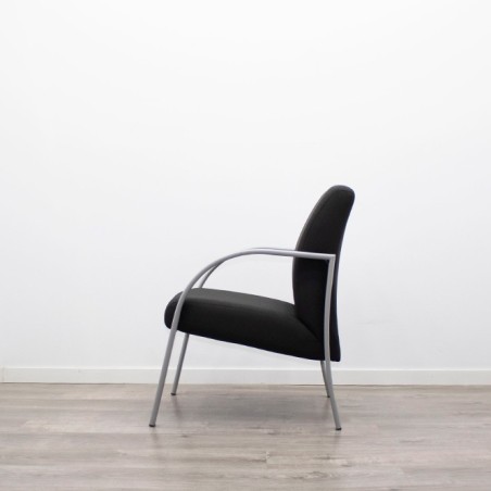Silla de espera tapizado negro con patas grises